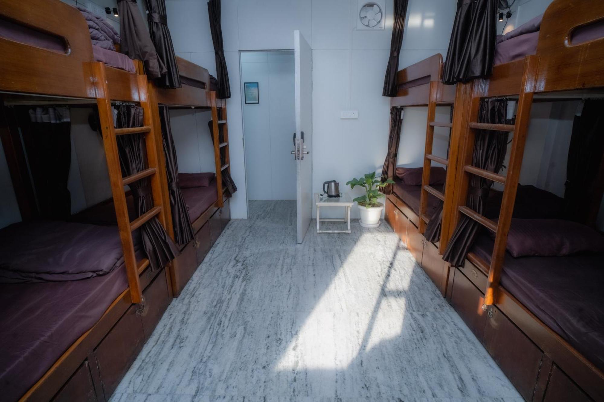 Pearl Courtyard Dormitory Varanasi Exterior photo