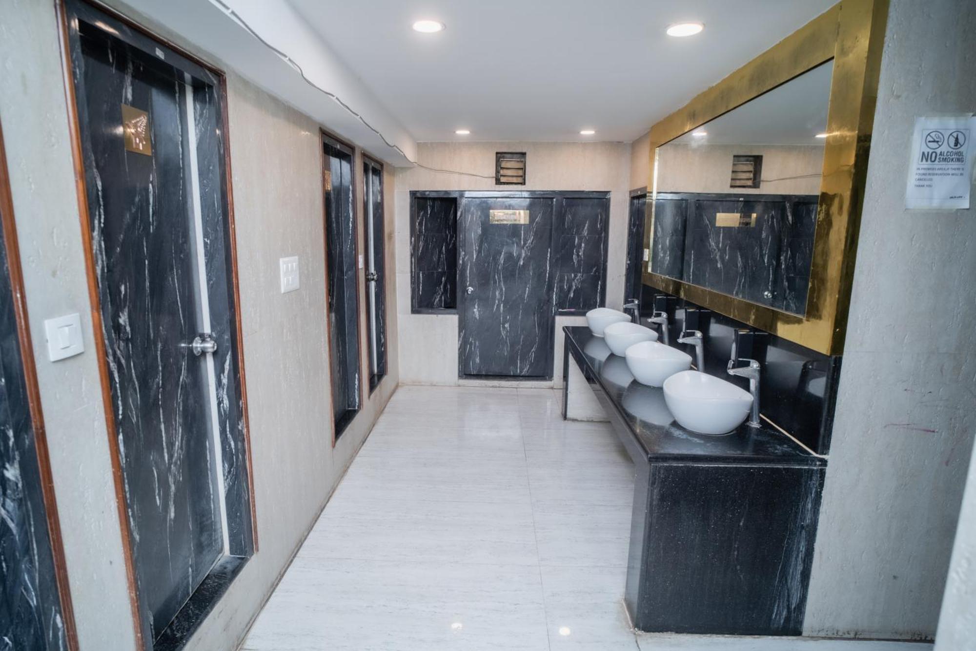 Pearl Courtyard Dormitory Varanasi Exterior photo