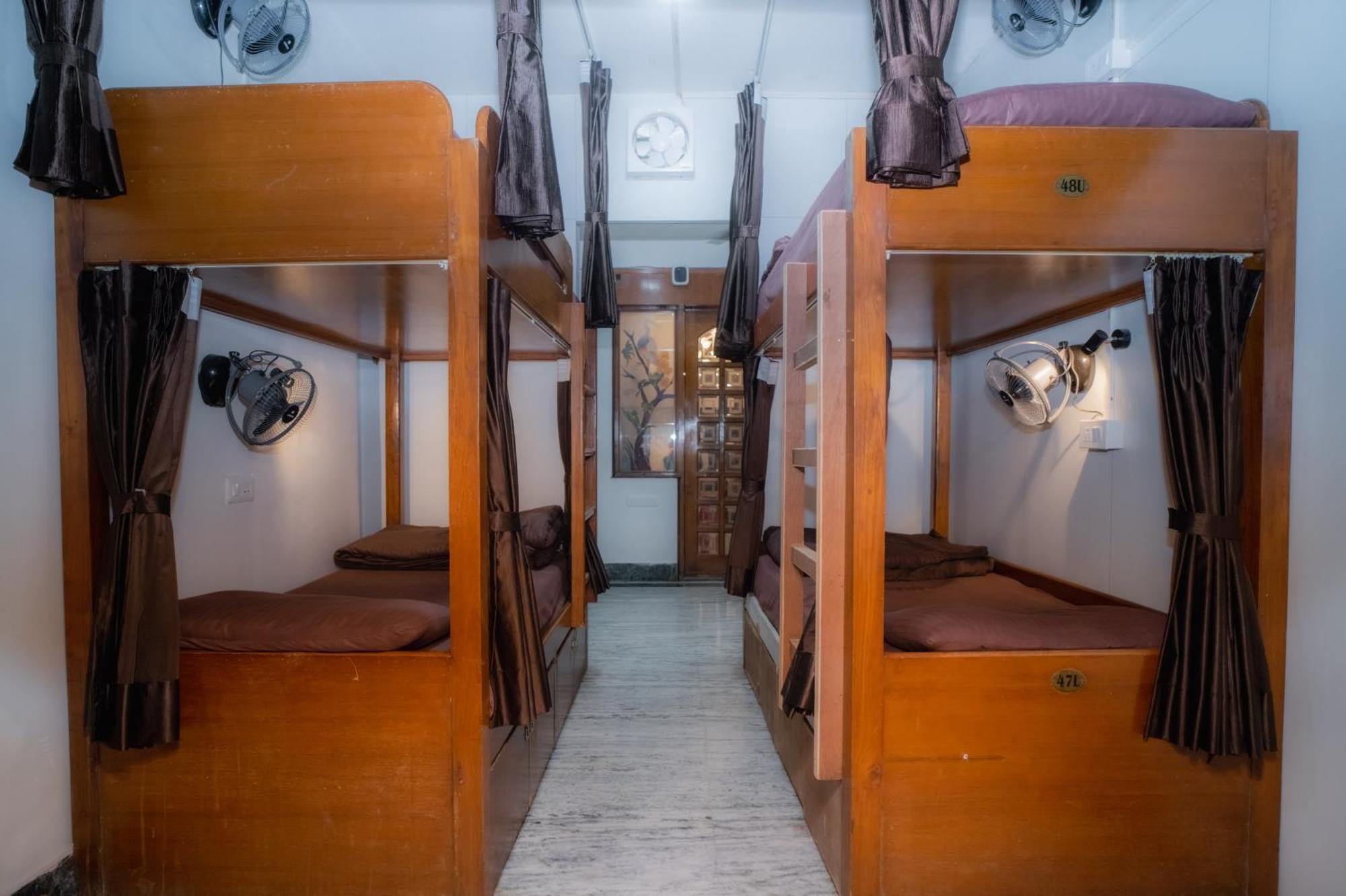 Pearl Courtyard Dormitory Varanasi Exterior photo